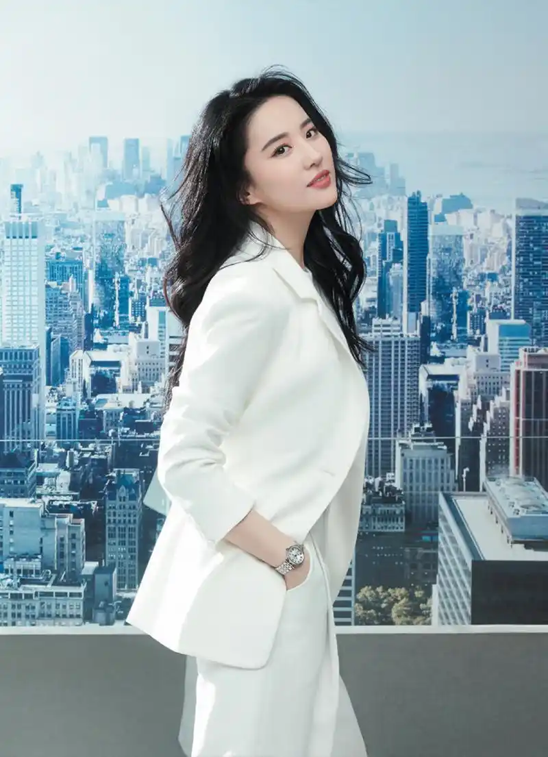 刘亦菲穿一身白色西装,精致干练,高端大气,高雅时尚,尽显女神的气质
