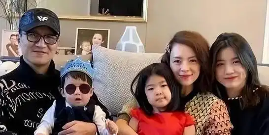 汪峰女儿小苹果身材高挑五官精致气质一点不输亲妈