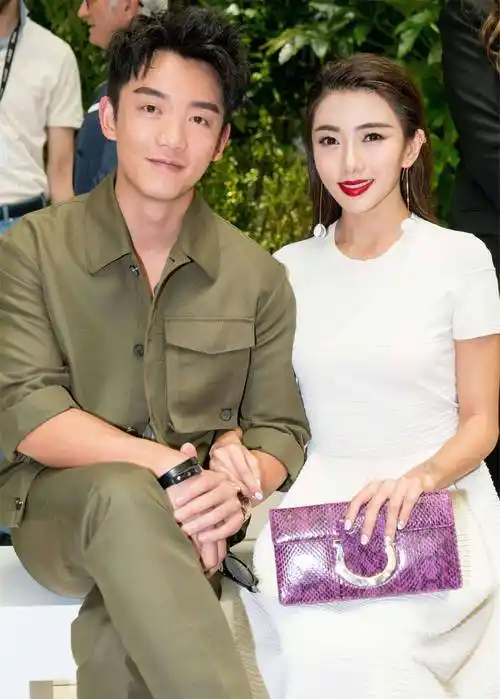 他曾与多位女星传出绯闻,如杨幂,唐嫣,李沁,李小璐,张雨绮等,但郑恺