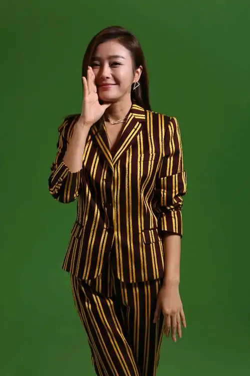 出生于辽宁沈阳的东北美女秦岚却有着一种江南女性的温婉气质