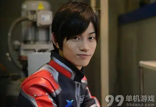 《艾克斯奥特曼》(ultraman x)之剧照,片中主角艾克斯奥特曼的人间体