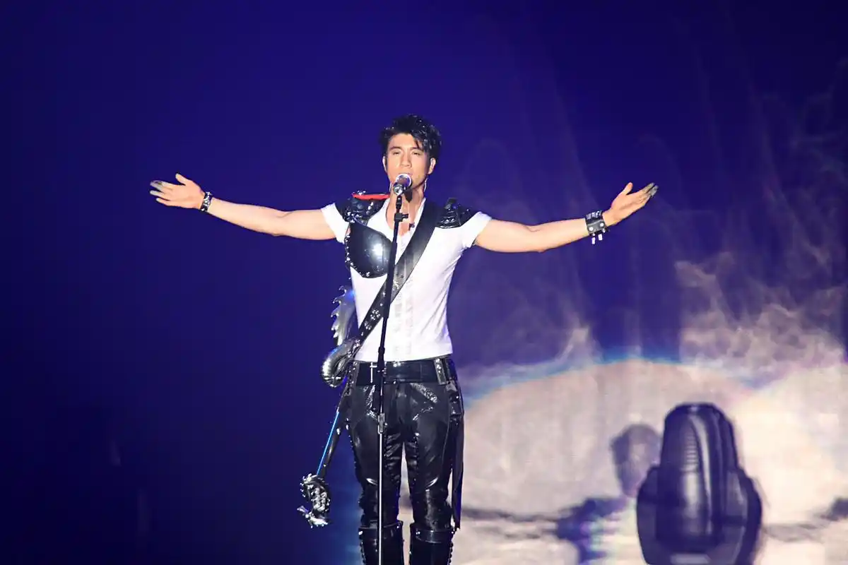 陈建州范玮琪风波后首次同框,现身王力宏演唱会,有说有笑,恩爱如常.