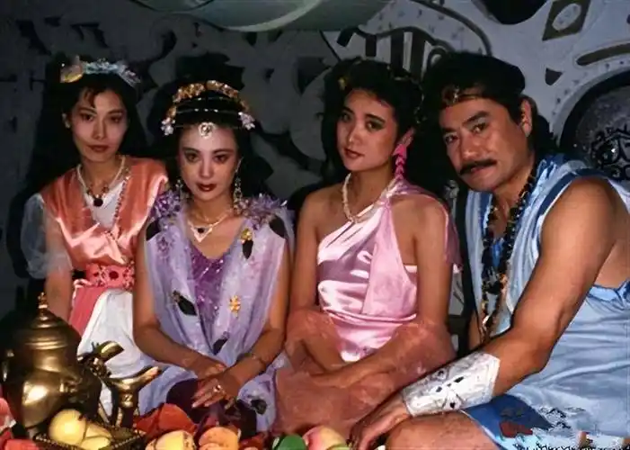 90版《封神榜》珍贵花絮:当演员们穿回时装,你还能认出是谁吗_腾讯