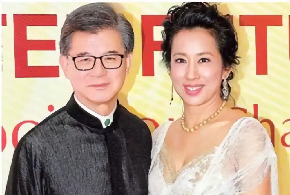 罕见同框!64岁朱玲玲与老公现身tvb晚宴,携手走过14年恩爱如初