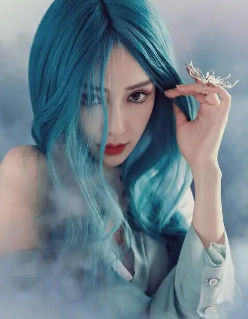 angelababy人鱼姬造型曝光 蓝发红唇展冷艳气质