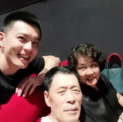 "爱情背后的真相:唐佳良与杨鸣的婚姻故事"有人说,爱情是美丽的,婚姻