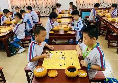 发扬中国传统文化,提高孩子全面素质,琼海市一小的围棋课堂风采