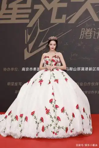 迪丽热巴一身玫瑰裙宛如玫瑰庄园走出来的公主,我一女的都心动了