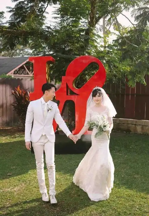 吴尊林丽吟婚纱照曝光,白裙圣洁红裙复古,旗袍更一展玲珑曲线