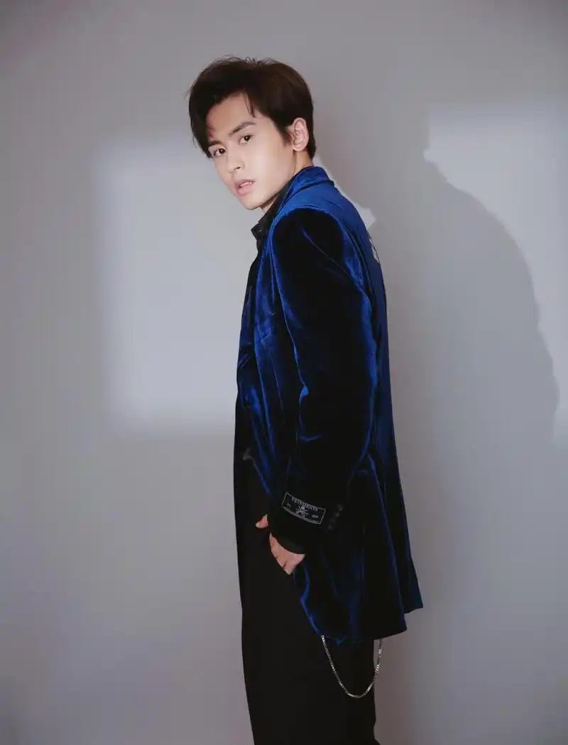 2019微博之夜红毯张哲瀚丝绒西服沉稳大气