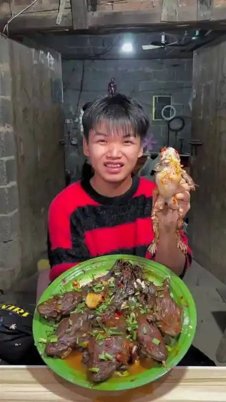 农村扛把子:香喷喷的蛤蟆汉堡 你馋哭了吗