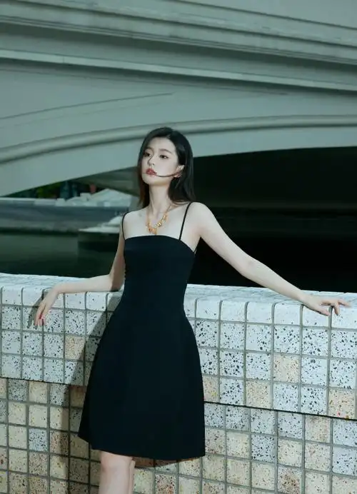 乔欣脸链##乔欣吊带小黑裙
