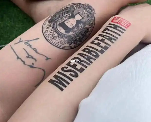 我们的故事都刻在身上在脸上可看不出