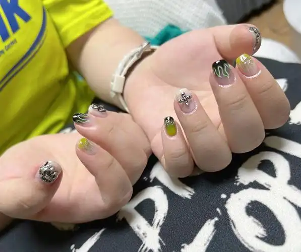 冷淡风美甲短甲女孩看过来