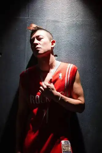 陈冠希这款发型叫莫西干发型,个性潮流,清爽有型的时尚发型,加休闲的