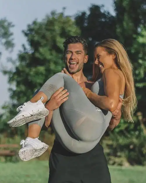 "羞耻度"爆表的情侣健身已送达