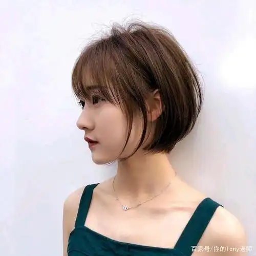 剪一个挂耳的短发也是特别适合的,挂耳短发是一个干净阳光帅气的发型