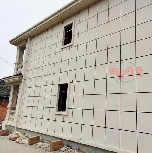 屋面瓦根据效果图进行搭配,一个选择了色彩丰富的筒瓦,一个选择素雅的