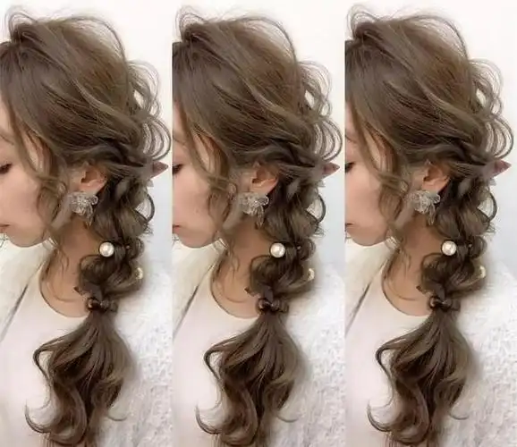 或者是中长发的微卷发,而且这个发型极易搭配,任何穿搭风格都可以驾驭