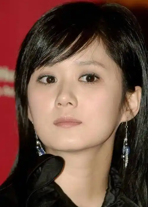 43岁张娜拉近况惊艳肤若凝脂笑容如花与兄长同游尽享欢乐时光