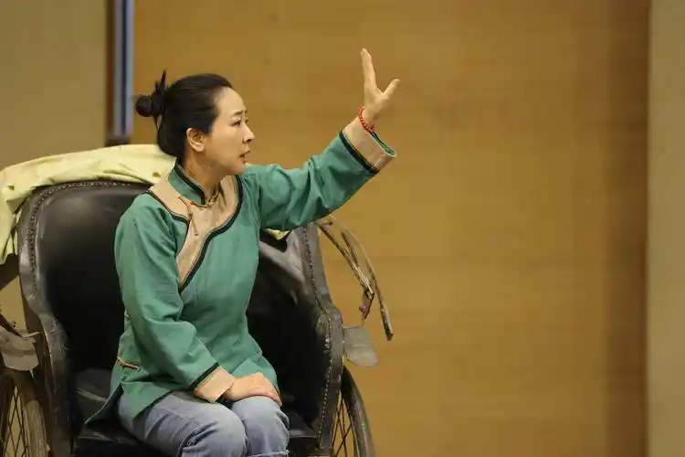 倒叙结构引人入胜,北京人艺《莲花》再度叩问人的欲望与贪婪_陈小艺