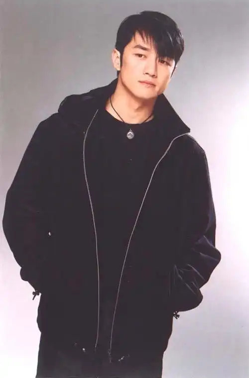 李亚鹏生活照2001年8月8日在内蒙古草原驾车救助坠马的19岁牧民少女