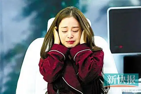 金泰希拍戏抱头痛哭表情痛苦图