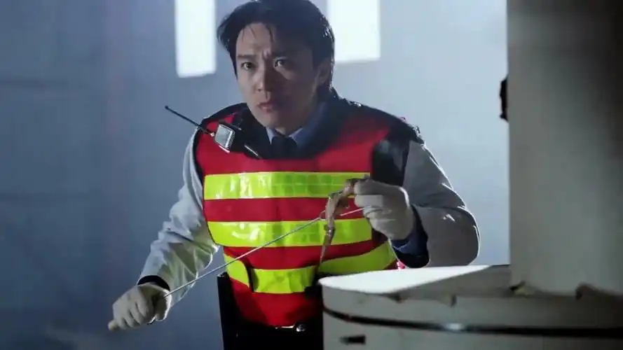 逃学威龙2达叔带队办案荷枪实弹星爷拿个烤鸡翅就跟来了