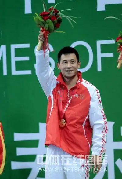 图文男单1米板颁奖仪式王峰挥舞鲜花