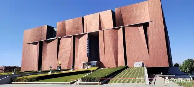 云南省博物馆,坐落在昆明市广福路上,与云南省大剧院为邻,仿佛两颗