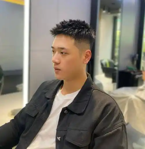 男生夏天适合留"两边推短"发型,这3款造型清爽干净,谁剪谁帅_头发