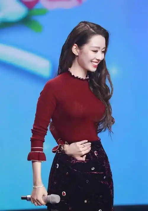 吉娜大孕肚这次真遮不住啦!