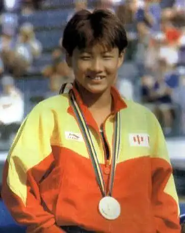 伏明霞罕见露面,现身郑秀文闺蜜聚会,脸色红润身体富态