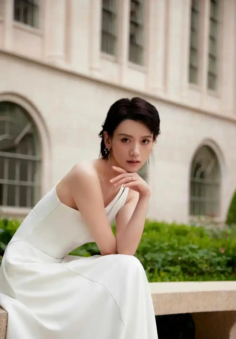 刘恺威现女友李晓峰帮杨颖提裙子?怪不得杨幂不去芭莎盛典