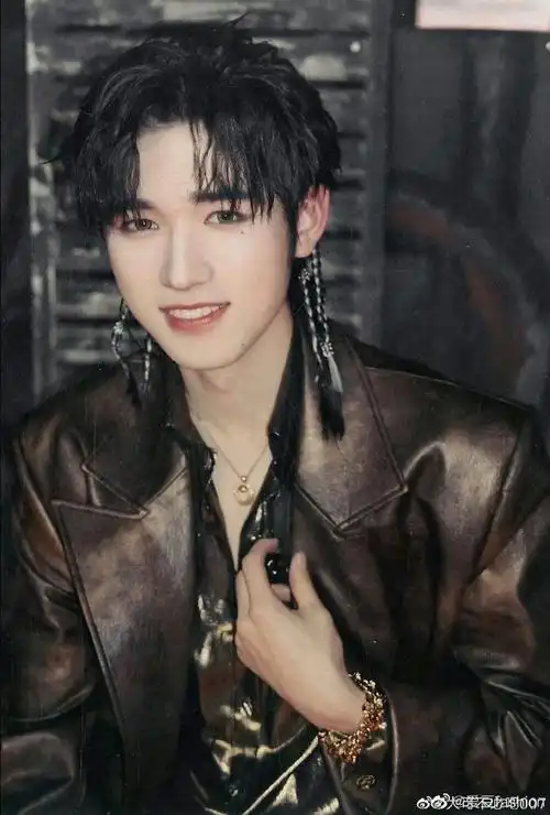 宋亚轩超话#宋亚轩侧脸vs正脸#宋亚轩真的360度无死角的帅,侧颜,正脸