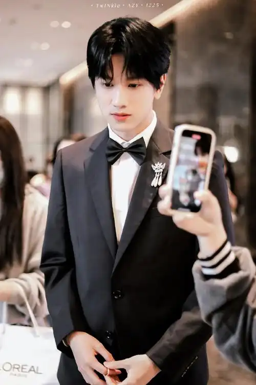 敖子逸长春电影节闭幕式红毯#@敖子逸亮相长春电影节闭幕式红毯,西装