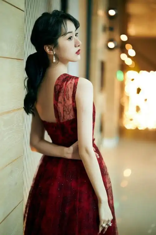 袁冰妍红色亮片单肩裙