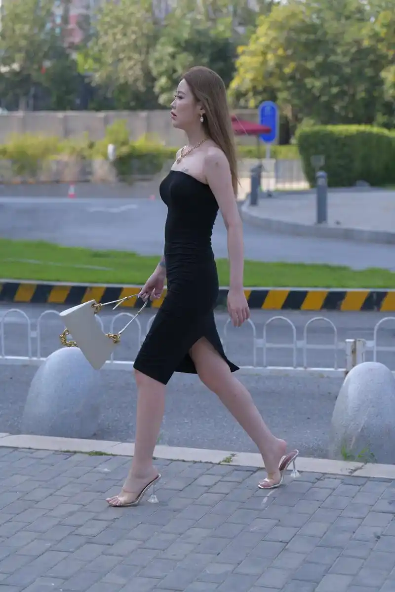 侧面曲线优雅的女人,哪个的打扮更让你更心动?