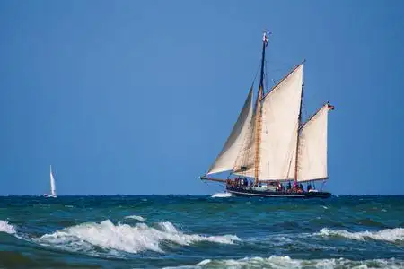 乘风破浪帆船图片