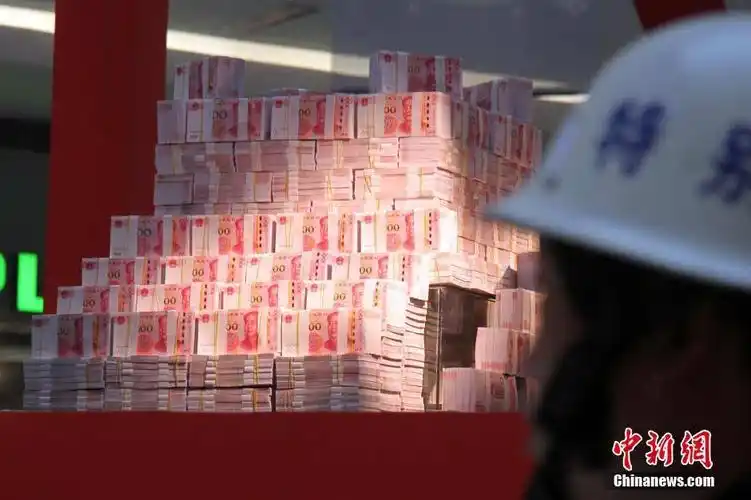 河南一楼盘为招聘悬赏摆千万现金堆钱山