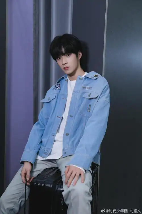 刘耀文试衣间四宫格缺一角随拍～ 身穿牛仔外套的清新少年……__财经