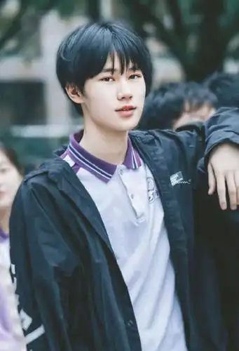 校服张真源 举报/反馈