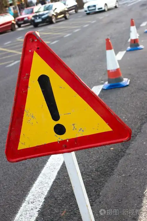 注意标志道路交通有限带红色边框的三角形在街上绕道