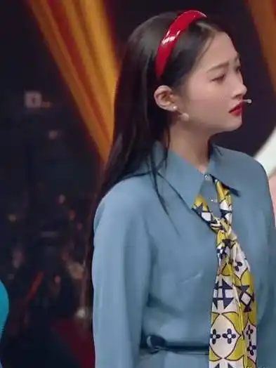 华晨宇"撩"开衣领,关晓彤就直接上手,这么快就"装"不下去了?