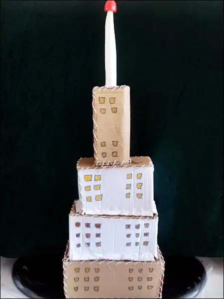 胶带等工具精心制作了各种各样的高楼,并将各自的作品带回幼儿园进行