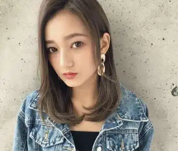 文静大方又能修饰脸型,是中长发中的经典款网红发型;2,锁骨发,也是及