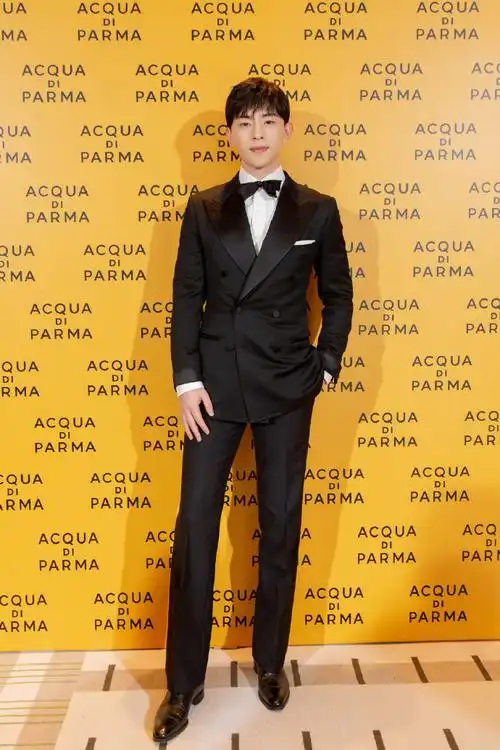 邓伦优雅绅士风活动写真图片