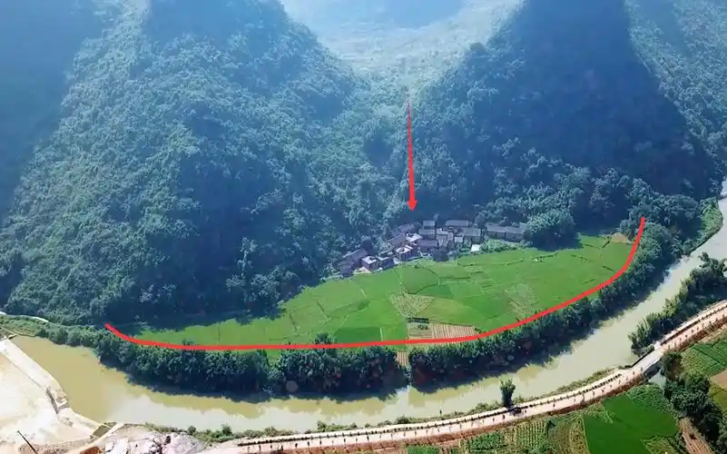 玉带缠腰,水绕门庭,这个山村的地理位置想必不一般吧?