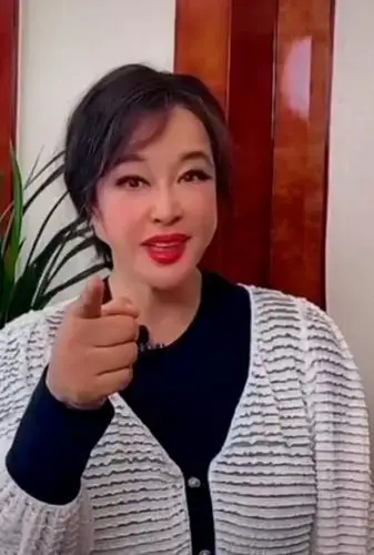 65岁刘晓庆浴室热舞表情僵硬不自然曾被吐槽似蜡像