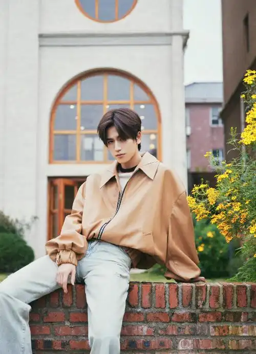 张凌赫棕色皮衣造型生日大片#张凌赫25生日照来咯,祝大帅哥生日快乐